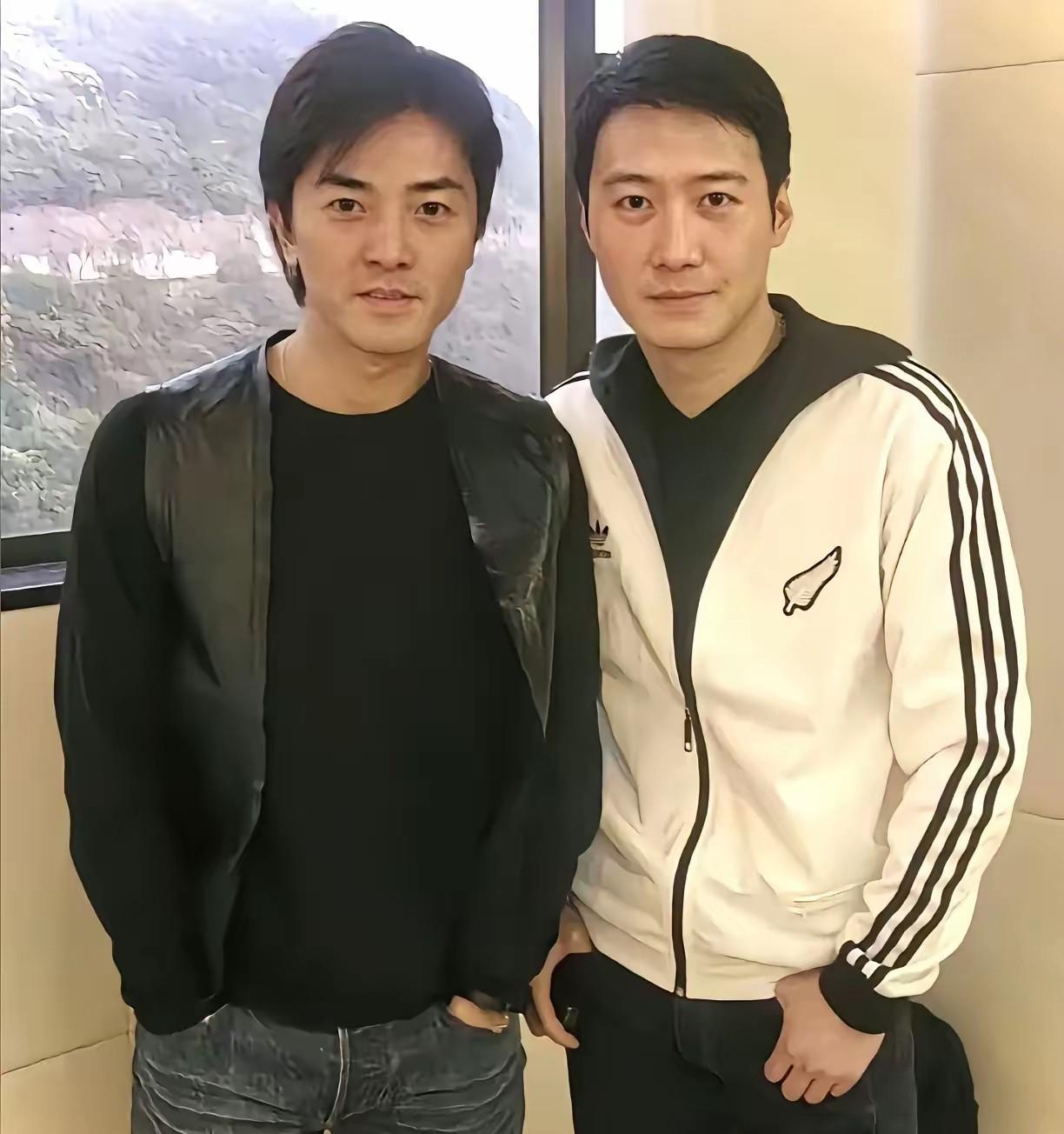 这是黎明与郑伊健的合影照，你觉得谁长得更帅？
黎明身上有一种富家公子的感觉，看上