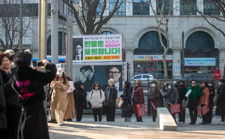 韩东勋曾与尹锡悦关系密切，但对尹锡悦实施戒严的决定感到困惑。他认为，对李在明的定