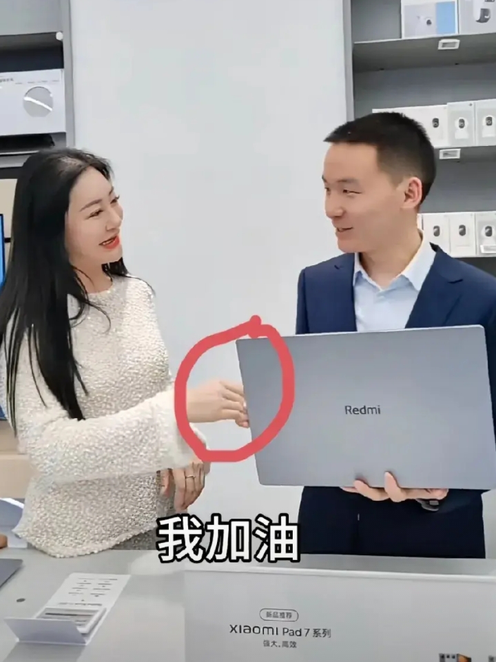 这是我见过最绅士的握手啦。

谢浩男和老板娘握手，握一点点。和老板握手，全握。怎