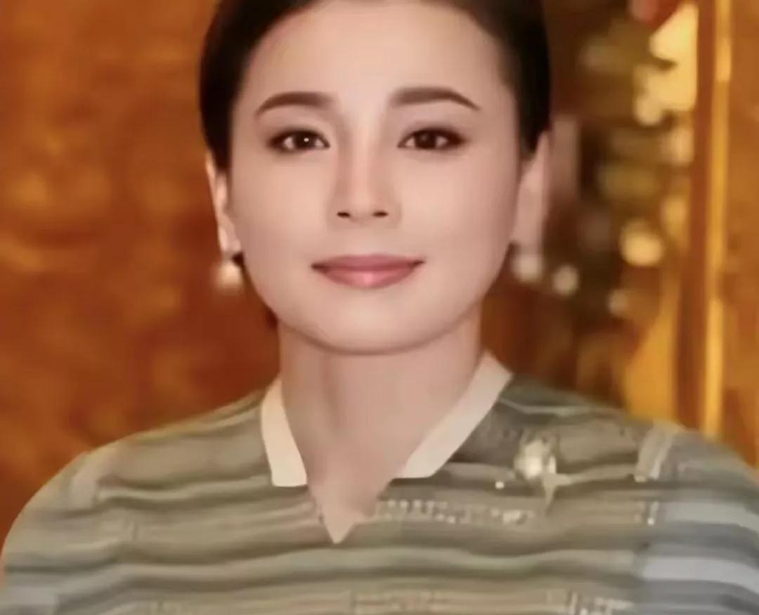 泰国的苏提达王后端庄美丽，笑容灿烂，一脸和气，可以说是全世界最美丽的王后吧。
可