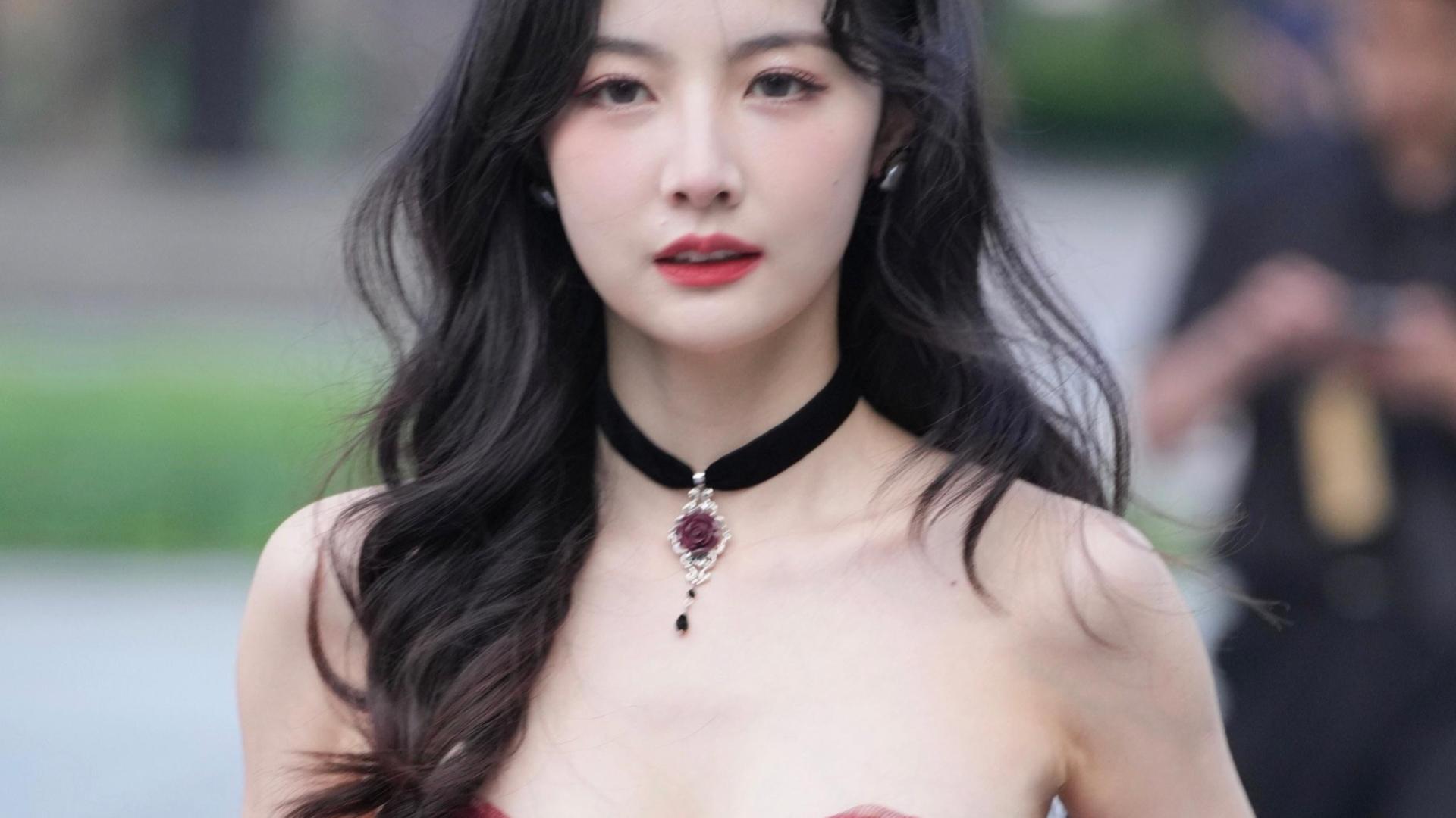 赵粤也是越来越成熟了，身材饱满迷人，女人味十足！