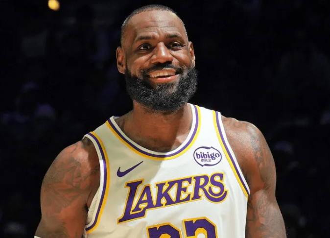 NBA常规赛，湖人客场对阵太阳。首节战罢，湖人31-36落后太阳。
比赛第一节，