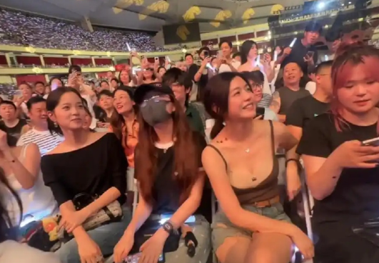 陈妍希现身李荣浩演唱会，比以前穿搭大胆多了！ ​​​