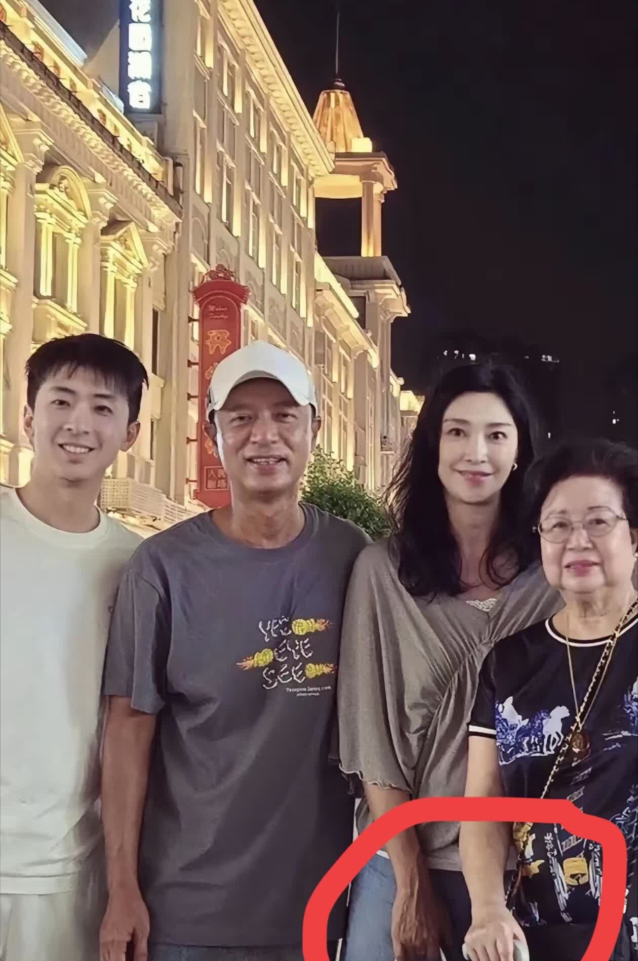 李克勤带全家去厦门玩，照片一出来，好多人盯着他妻子卢淑仪看。

51岁的卢淑