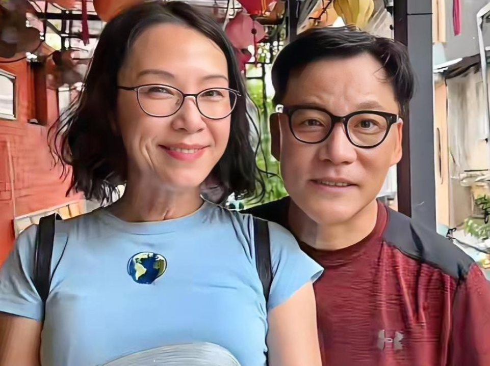 李国庆又结婚了，对象是分开近30年的初恋女友张丹红。
这场婚礼办得轰轰烈烈，生怕