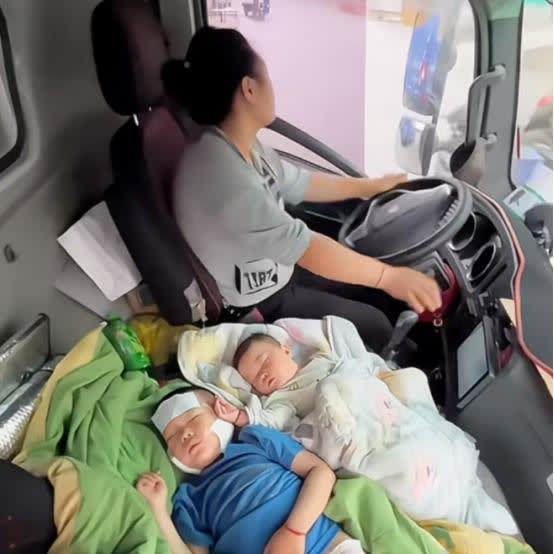 “这个女人疯了！”近日爆出，货车女司机离婚带俩娃，为了养孩子贷款买货车，让孩子睡