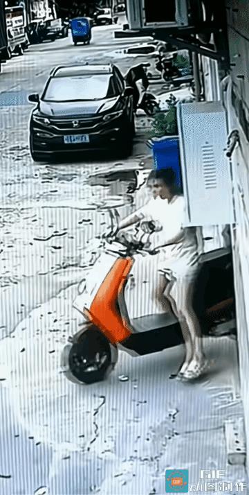 啥叫驾轻就熟、出神入化？
这位丽质姐姐，
用行动完美诠释了……
我的车技不一般，