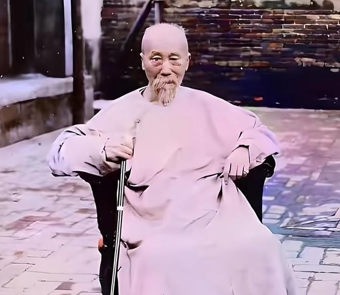 下图是1900年的李鸿章，为他去世前一年所拍。此时的李鸿章已经77岁高龄，严重的