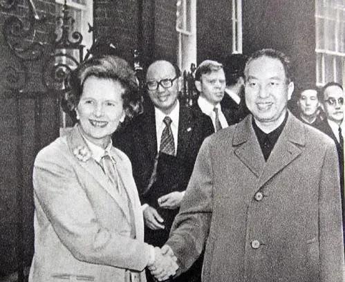 珍贵的老照片
1979年10月，华主席访问英国，撒切尔夫人亲切地和华主席握手，场