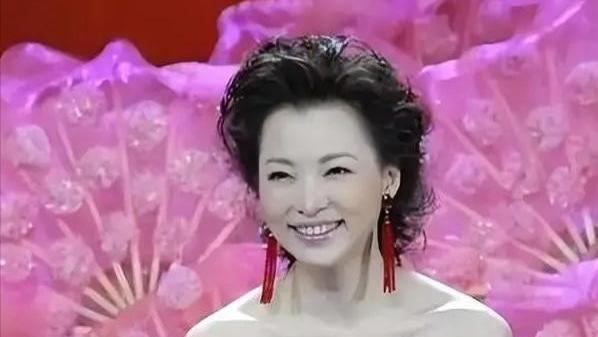 51岁董卿低调现身话剧现场，与辛柏青同框引热议：央视才女的台下生活
