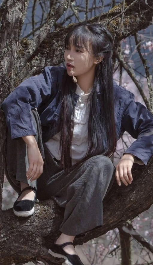 李子柒为什么能忍住不去赚快钱？我认为她是追求完美的人，她爱惜每一根羽毛，这种执念