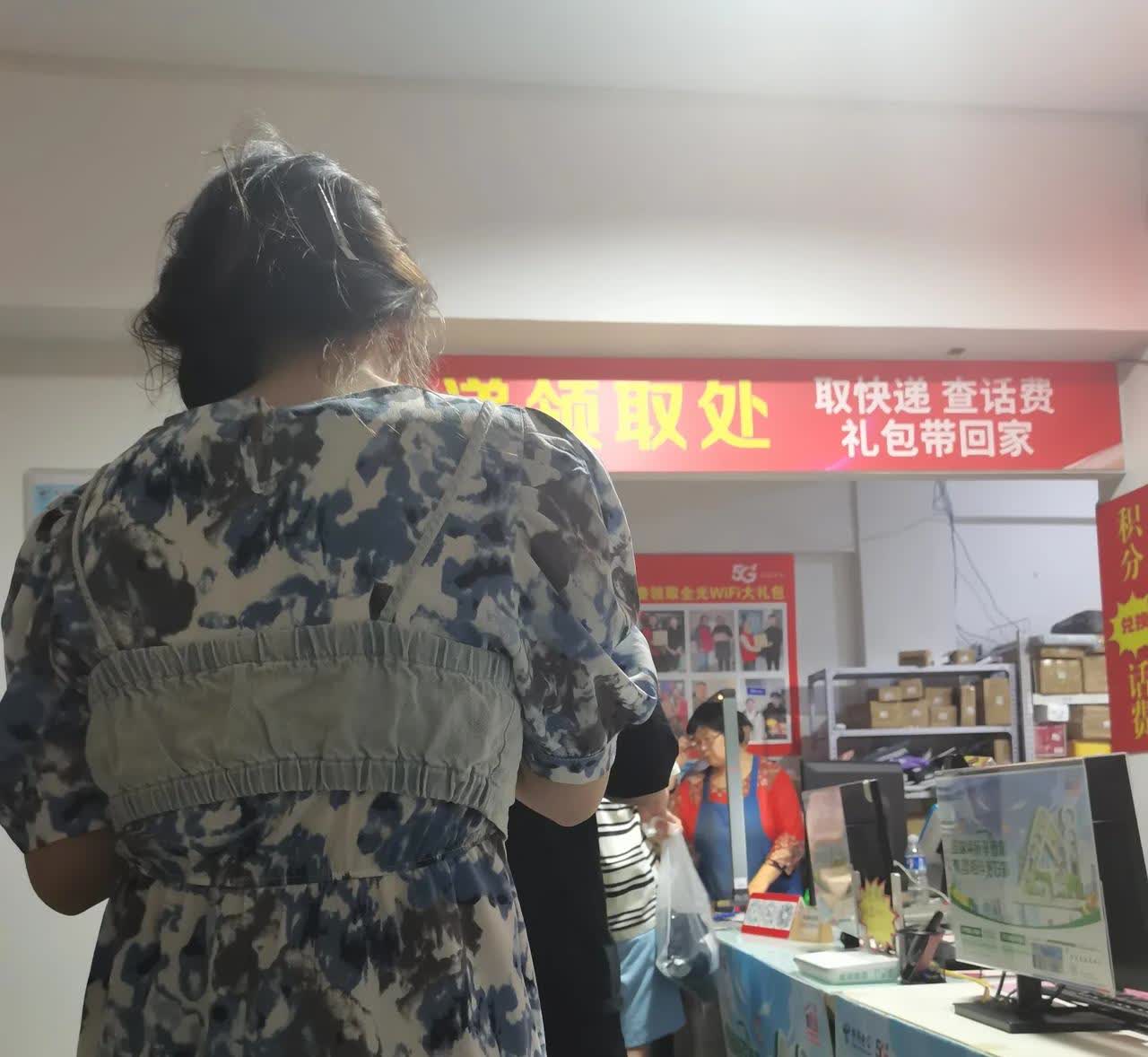 87.5%？
一个家庭中有几个人在网购商品
现在通过快递购买商品成了寻常模式