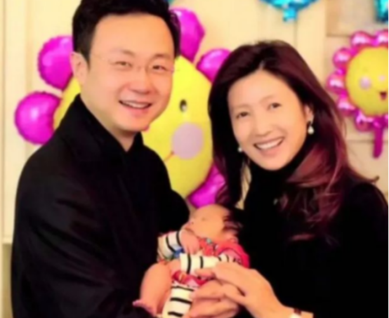 著名主持人刚强向春妮求婚时，春妮明确表示愿意结婚，但要求丁克，表示不打算生孩子，