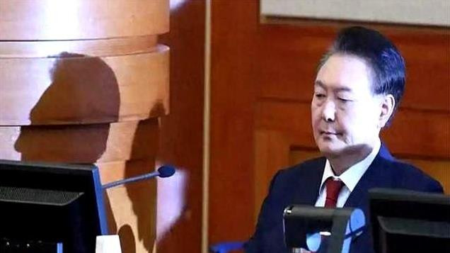 每月1500万退休金没了，尹锡悦亮底牌开始行动，决战韩国版特朗普
