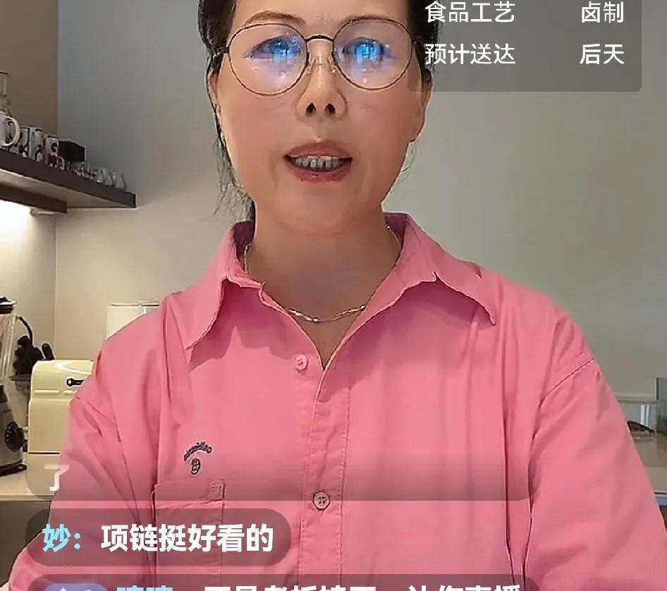 竟然还有网友在小杨阿姨直播间里问知道s妈又继续告汪小菲张兰了吗？！
给小杨阿姨吓