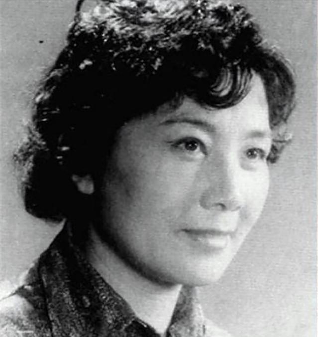 国民党上将韩复榘被枪决后，他的妻子带着孩子颠沛流离，国民党战败后她带着孩子选择留