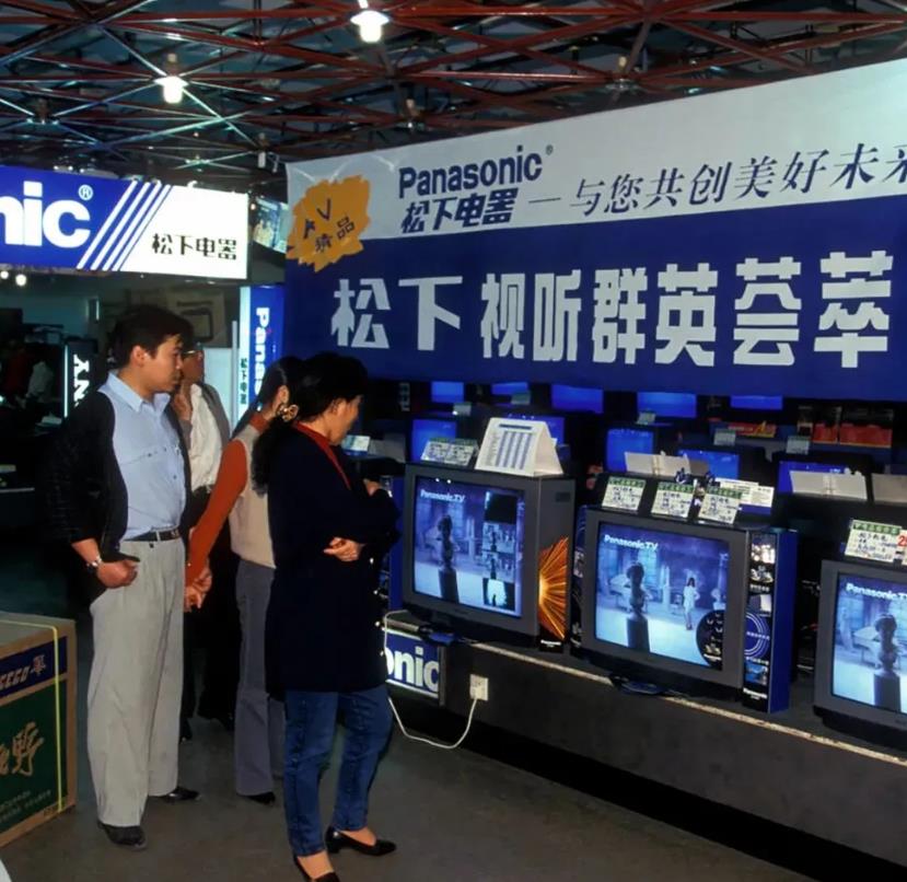 中国传来两个重磅消息，外媒惊呼：远远低估了中国科技实力！

第一个，国产电视全面