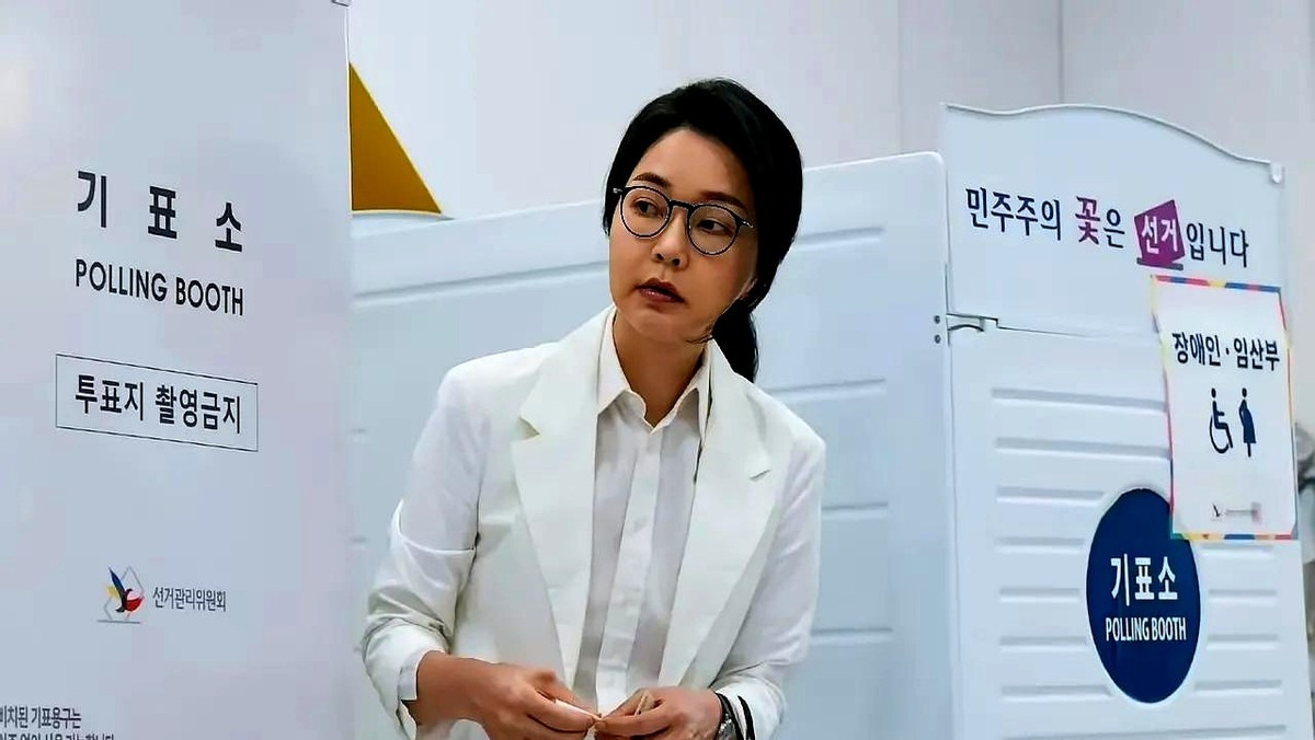 权力散场：她何去何从？











你可能无法想象，一个曾经出门前呼后