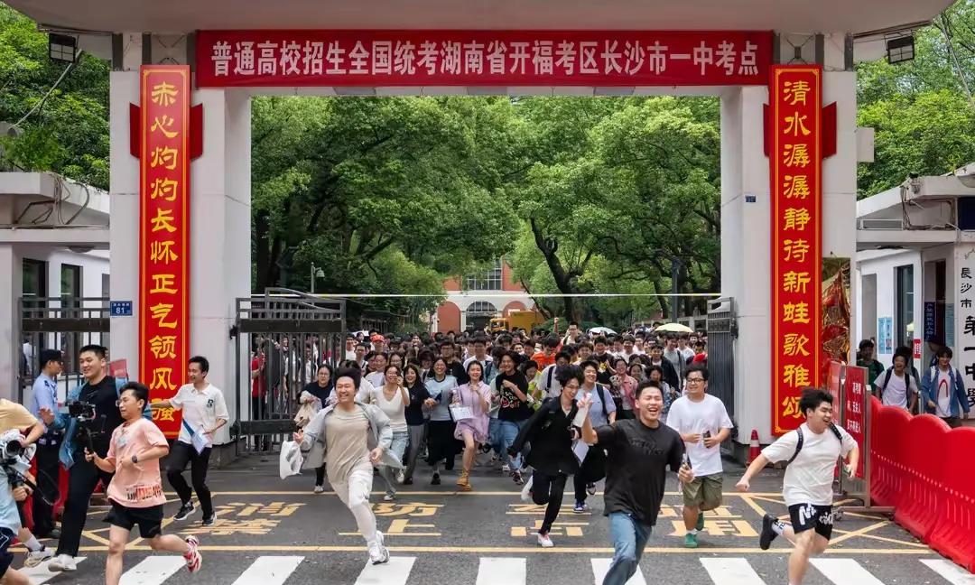 高考完了
现在估计有一批人做梦都要笑醒了
不是考的好的家长，也不是学校老师，而是