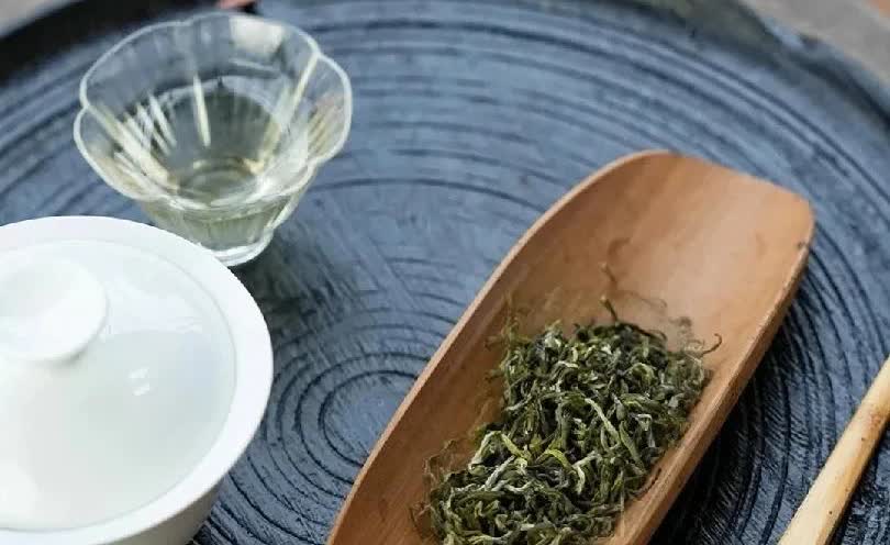 不知道从什么时候开始，占道已经成为一个人耍泼打滚的手段。今早出门，被一女性青年女