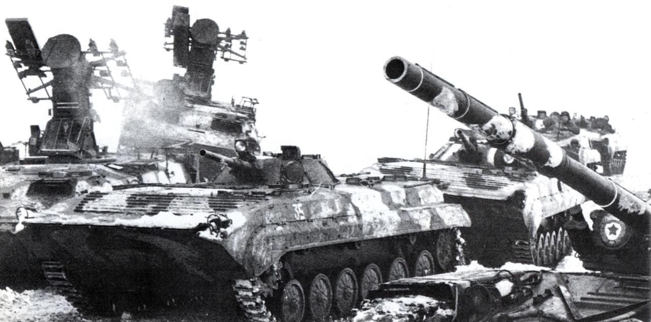 70年代苏联的“钢铁洪流”以T-64和T-72主战坦克为矛头，以БМП-1步兵战