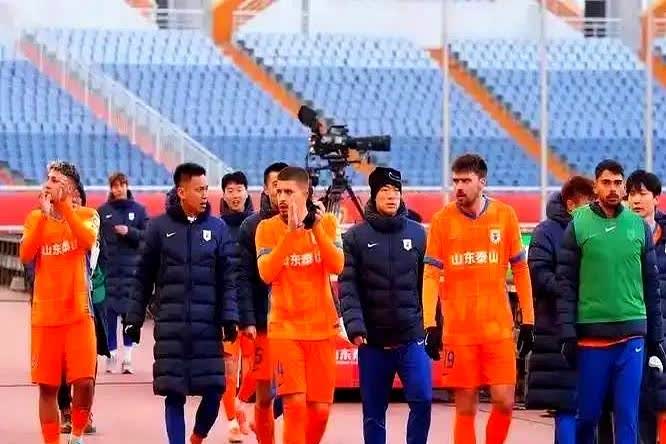 就这首发，泰山哪怕赢10个球我也不乐意。

真的严重怀疑崔康熙有什么“把柄”