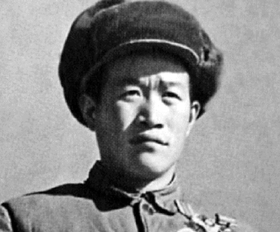 1964年，毛主席观看京剧《奇袭白虎团》，期间好奇地问道：“剧中严伟才确有其人吗