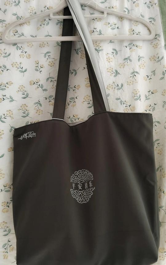 董宇辉审美在线，夏日来信包果然没令人失望，绝对是百搭款。
大清早收到这款包居然还