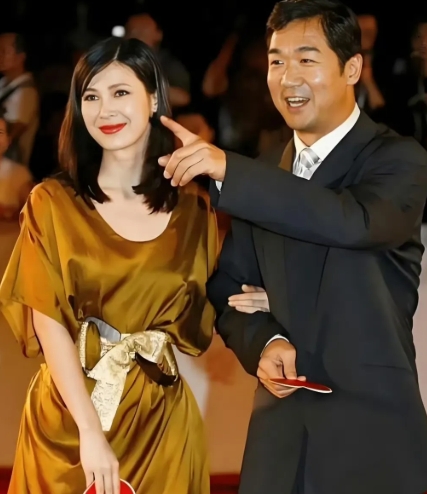 张国立身边的女人好像不是邓婕，那又会是谁？张国立居然和童蕾一起挽着胳膊，出席红地