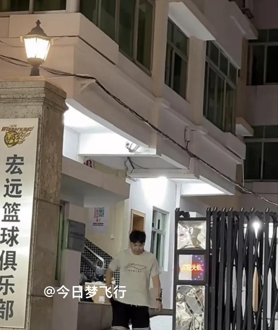 广东队现时正在聚餐，徐杰等球员缺席！
傍晚6时，广东队球员从南城训练馆下训回到俱