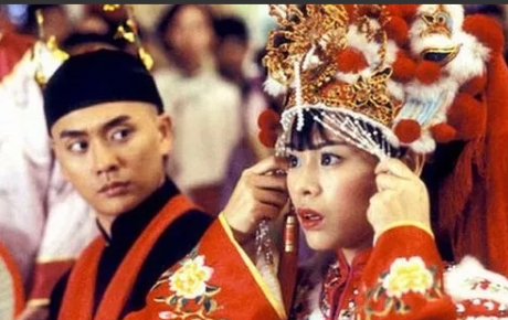 2011年，胡杏儿站在领奖台上哭着说：“我知道我有很多缺点，你也有很多缺点，但我