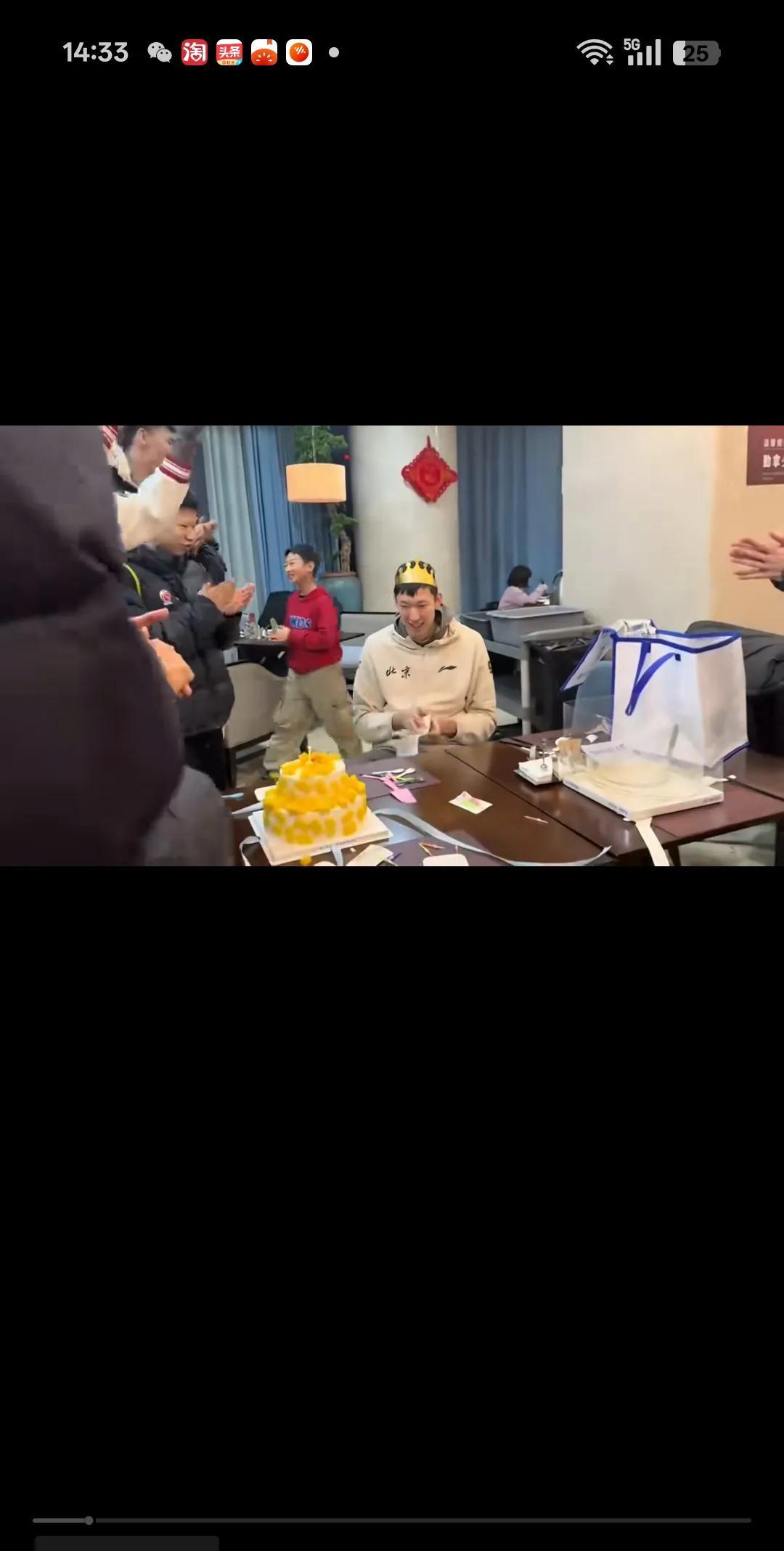 北京队周琦过生日，队长翟小川负责拍蛋糕。
话说小川儿你这拍蛋糕的命中率也太低了，