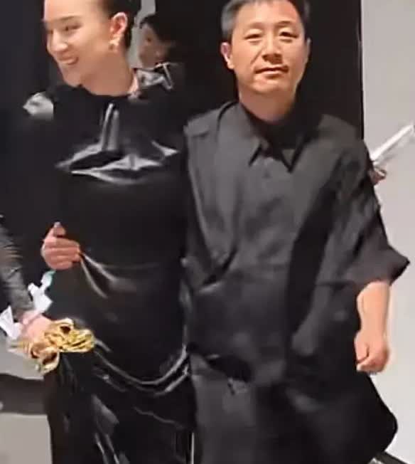 宋佳获白玉兰最佳女主角后，从后台走的时候居然被一黑衣男子搂着腰，而且这个男的个子