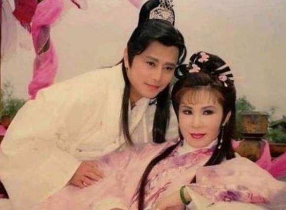 1996年，富婆杨钧钧投资3000万拍摄《桃花传奇》，邀请马景涛出演男主角，结果