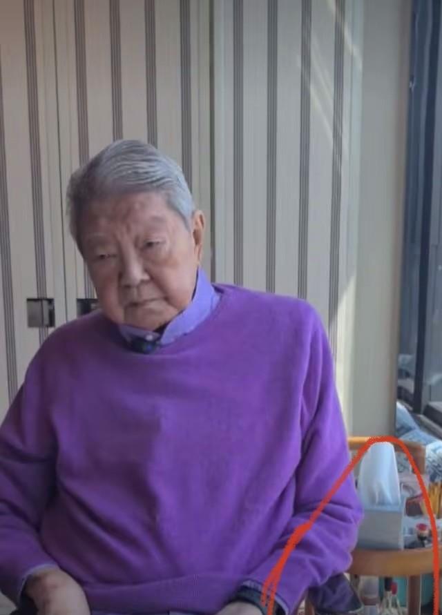蔡澜入院前，他的秘书晒了一组照片证明他没事，却曝光了蔡澜房间全是瓶瓶罐罐！
谁敢