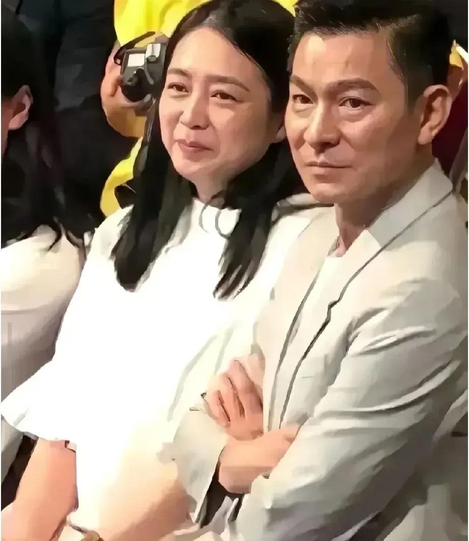 刘天王娱乐圈不老常青树
他老婆朱丽倩年轻时也是选美出身
很是漂亮
高龄产子
生下