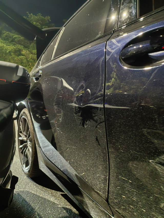 新车三个月被电动车撞了
虽然说有保险，但是第二年保费也得上涨就感觉没必要走保险了