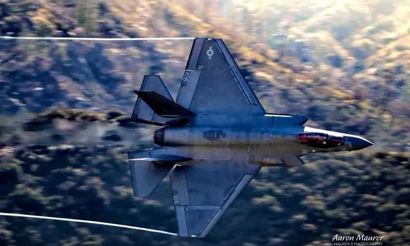 这是未来二十年美国海军唯一的依靠——F-35C，比F-35A和B更肥的肥鹅。在川