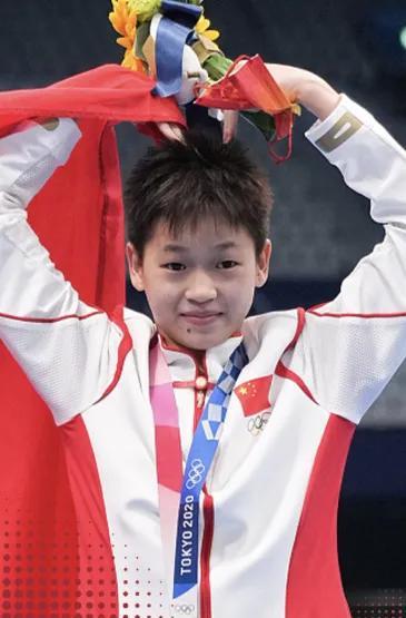 跳水池惊现自律核弹！全红婵书包扫出2.3亿「人生作弊代码」 14岁脚底板刻着冠军