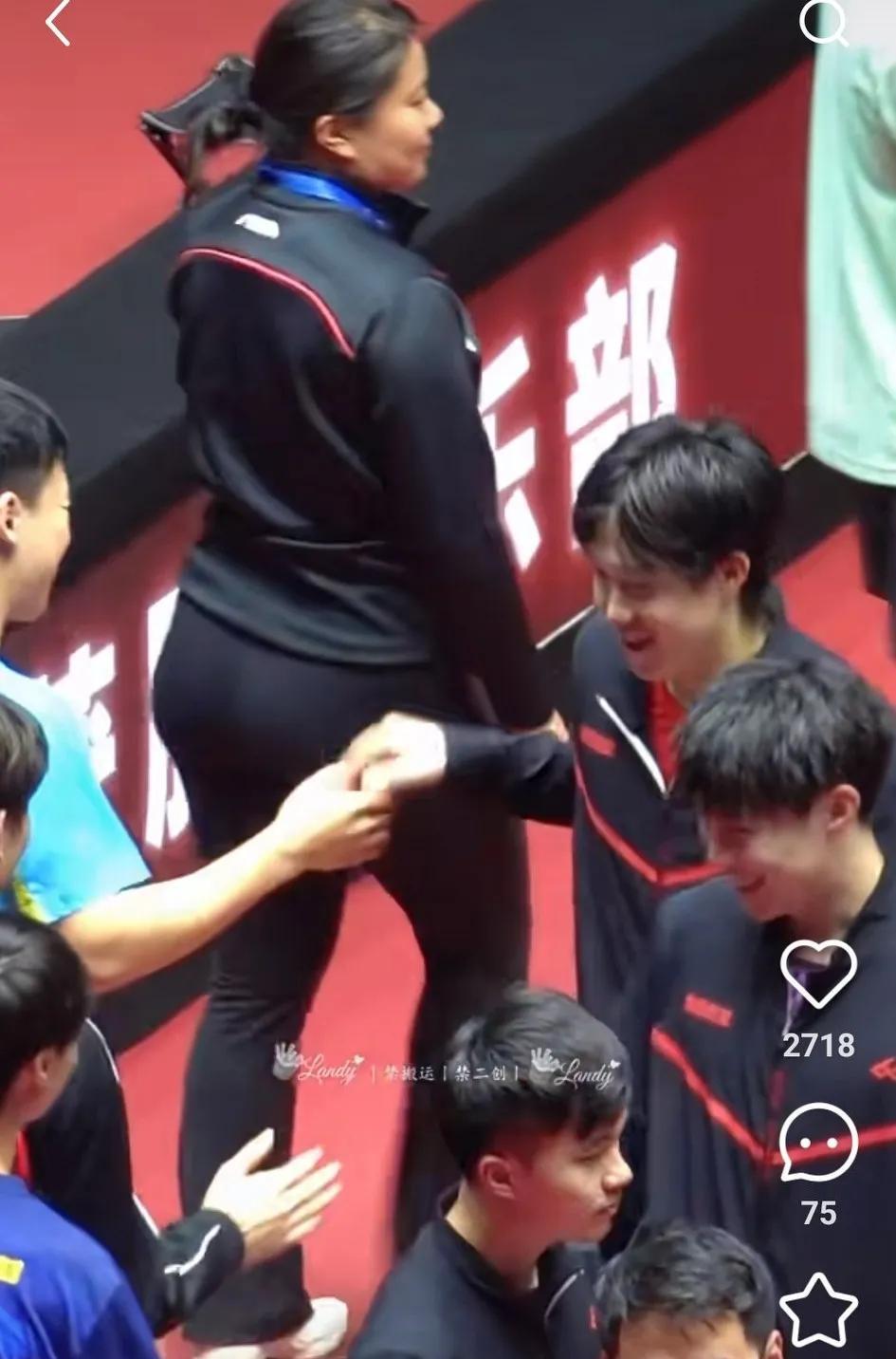 王楚钦还摸一下林诗栋的头。
今天大家都是快乐乒乓，山东魏桥和黄石华新的比赛结束后