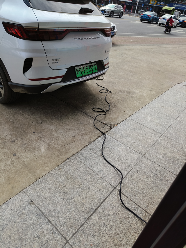 随车充电器！
随车充太慢了，某宝掏的充电器，比原车的快一倍，效率可以！