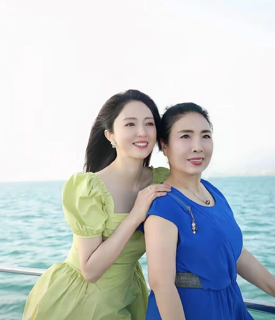 现在终于理解了
为什么董璇妈妈说不了
最主要的原因，其实是她……
妈妈太爱董璇了