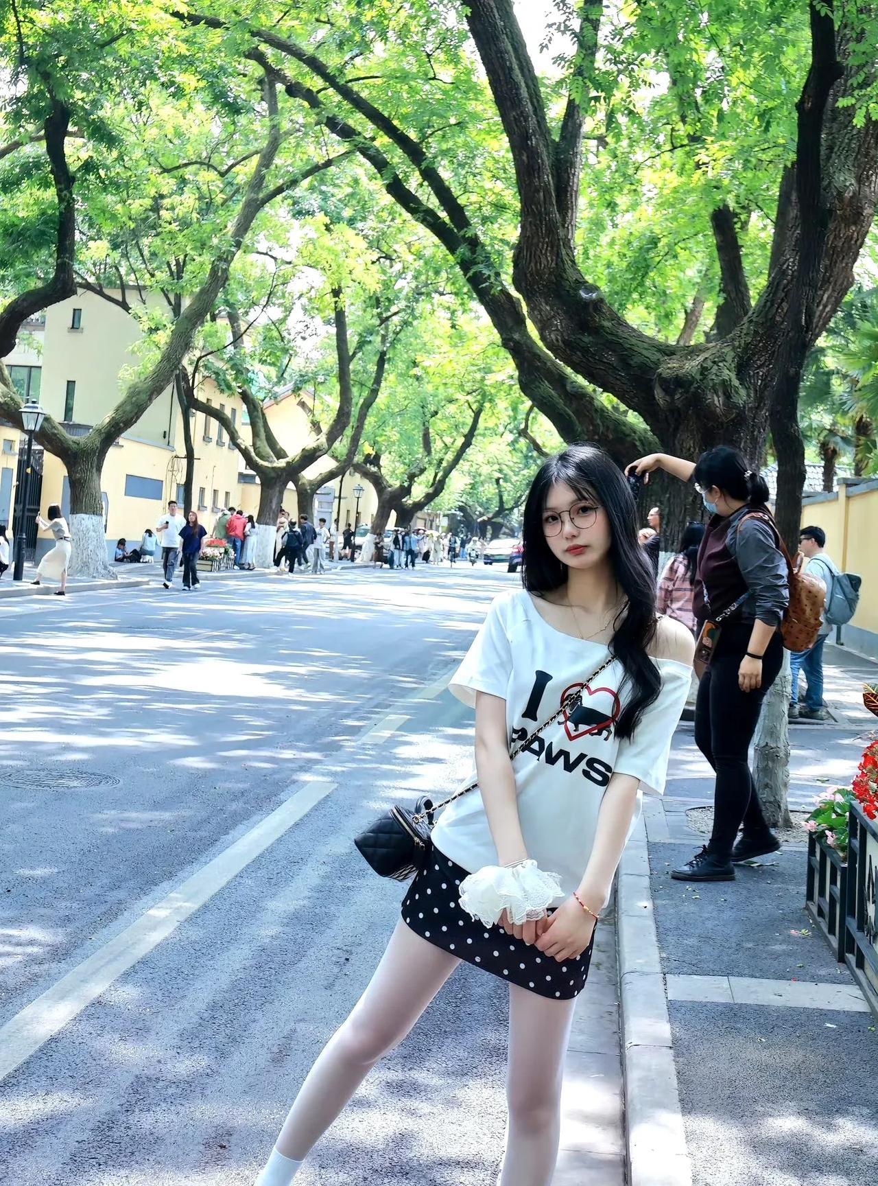 #哪个类型美女你最喜欢#
戴眼镜的美女