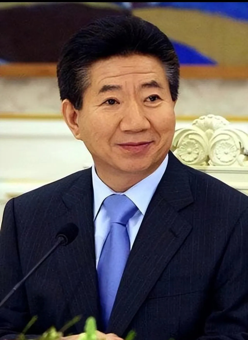 韩国总统那些事儿











韩国总统卢武铉把权力交给财阀，结果下场很