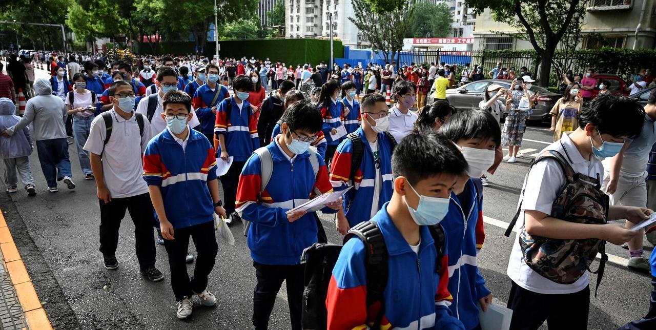 2025年的高考来袭，整个中国都被紧张与期待的氛围笼罩。这场被称为“人生分水岭”