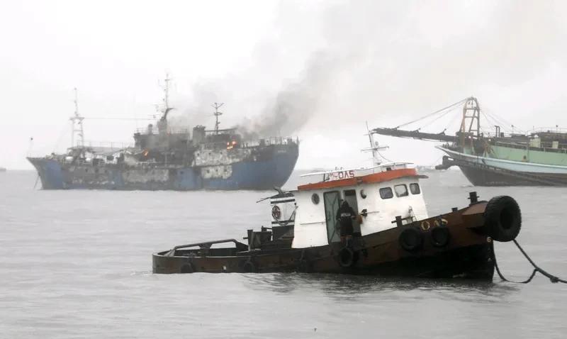 菲船只高速撞向中国海警船意欲何为 菲律宾船只朝着中国海警船高速撞来，这到底是想干