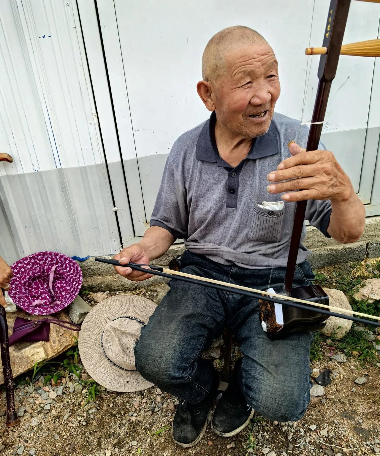 二嫂告诉我，自从有了新二胡，这个83岁大叔每天可高兴了……
上次回村，见一位大叔