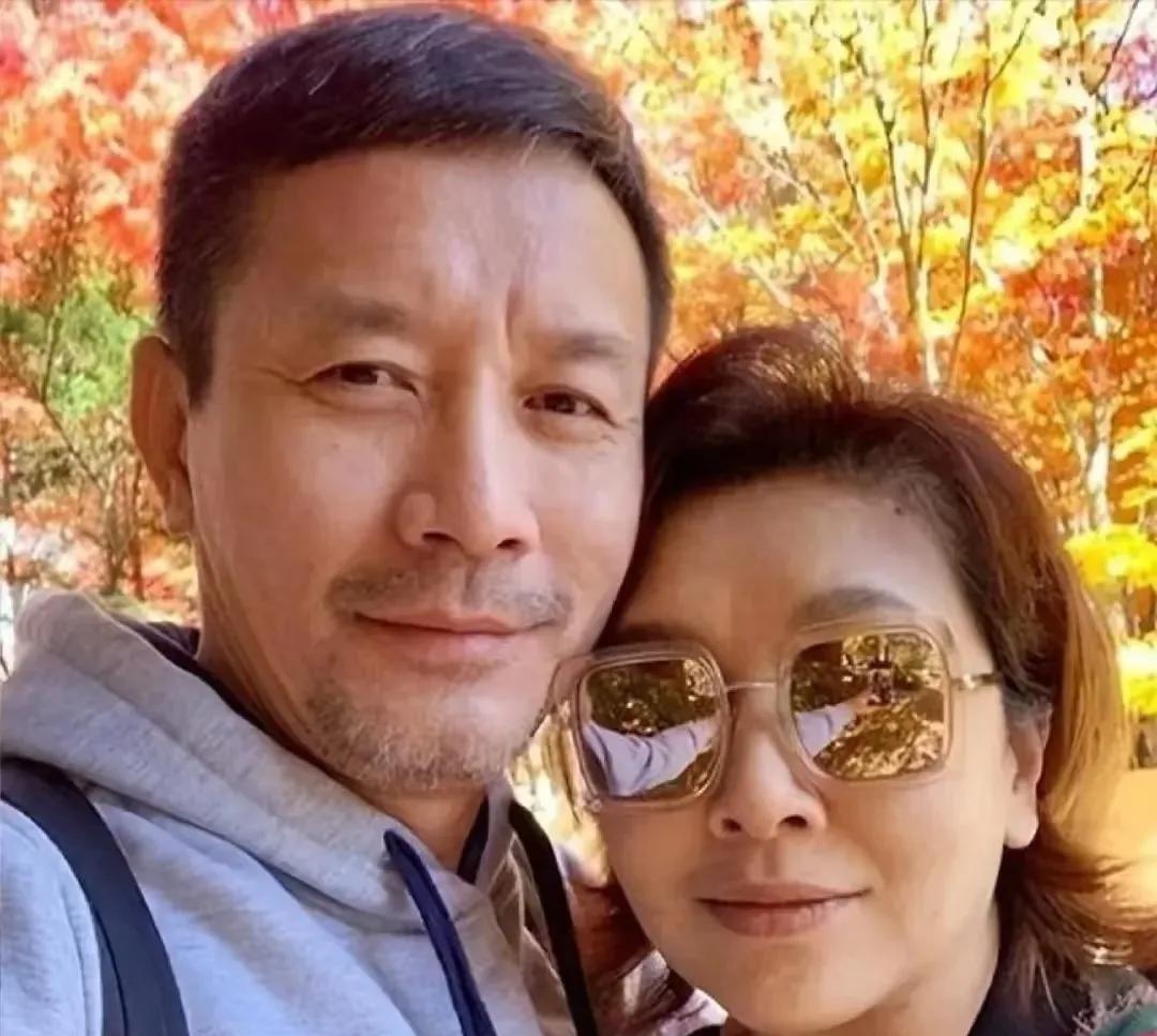 演员，江小洁说，
江珊和高曙光离婚，被靳东追了5年，却和平平无奇的我结婚了，一直