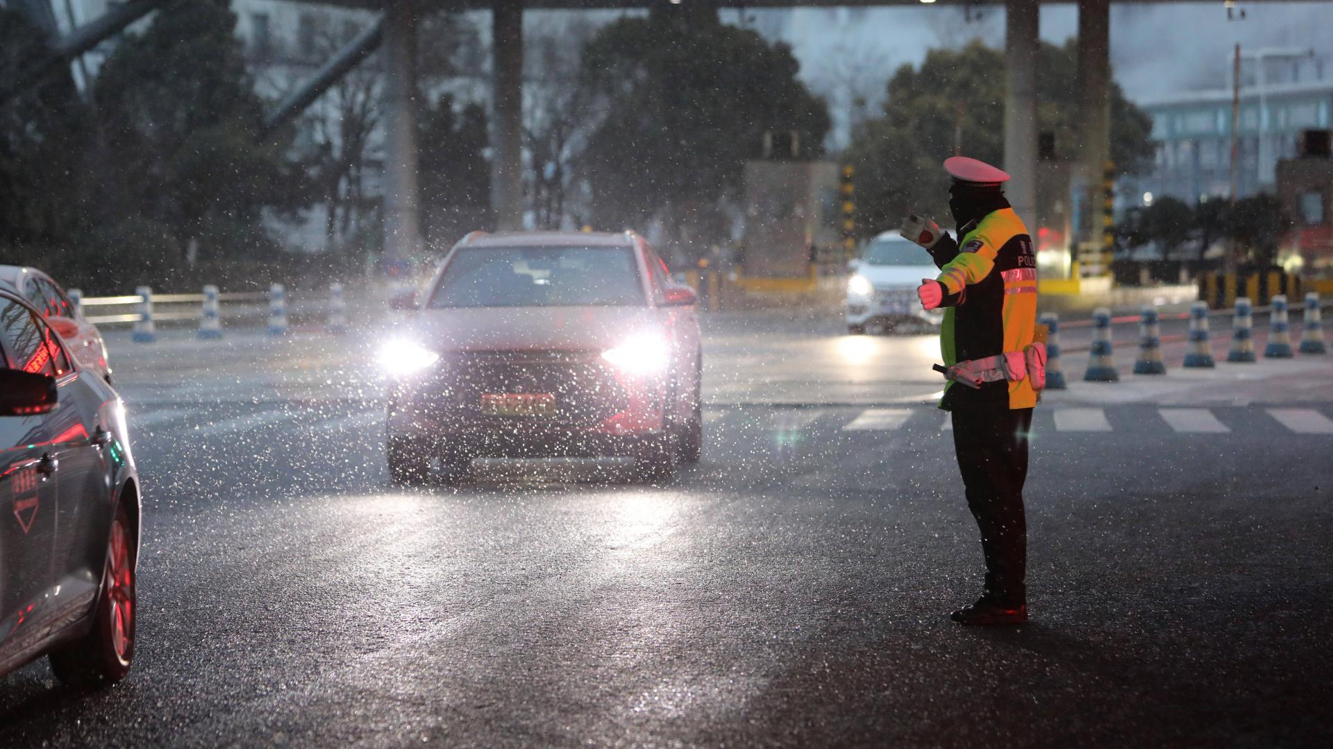 漫天风雪锁归途，一抹荧光照港城—连云港市港航公安局交警以雪为令，暖了整条路