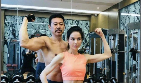 张丰毅和李若彤，加起来120来岁的人竟能保持如此健美身材！